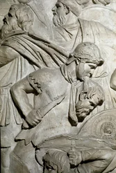 Arte romana: guerriero romano che tiene tra i denti la testa di un guerriero nemico. Calco del 1862 che riproduce i bassorilievi della Colonna Traiana a Roma