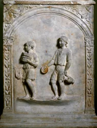 Arte romana: altare funerario raffigurante due servi che trasportano oggetti per un sacrificio. Bassorilievo. Roma, Museo Nazionale Romano