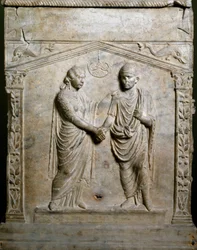 Arte romana: altare funerario decorato con la scena di un matrimonio (Junctio dextrarum). Bassorilievo. Roma, Museo Nazionale Romano