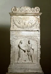 Arte romana: altare funerario decorato con una scena di nozze (Junctio dextrarum). Bassorilievo. Roma, Museo Nazionale Romano. Stretta di mano matrimoniale (Junctio dextrarum). Rilievo in marmo, arte romana, proveniente dall