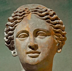 Arte romana: ritratto di donna. Scultura in terracotta di epoca repubblicana. VI-I secolo a.C. Cagliari, Museo Archeologico Nazionale, Sardegna, Italia
