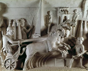 Arte romana: rilievo scolpito che rappresenta un quadriga, carro trainato da quattro cavalli. Museo delle Antichità Romane, Roma