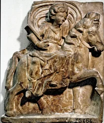 Arte romana: la dea Epona, divinità di origine gallica, patrona dei cavalieri e dei viaggiatori. Stele in calcare trovata a Gannat (Allier), Alvernia. Saint Germain en Laye. Museo delle Antichità Nazionali