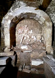 Arte romana: vista del Mitreo, santuario dedicato al culto di Mitra (catacombe di Santa Priscilla a Roma)