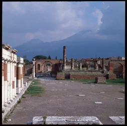 Arte romana: veduta del foro, sito archeologico di Pompei (I secolo a.C.-I secolo d.C.) Italia