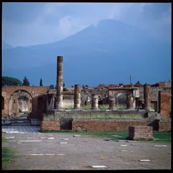 Arte romana: vista del foro, sito archeologico di Pompei (I secolo a.C.-I secolo d.C.), Italia