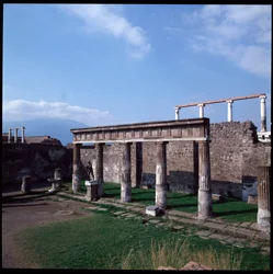 Arte romana: vista del tempio di Apollo nel sito archeologico di Pompei (IV secolo a.C.-II secolo a.C.), Italia