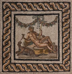 La casa di Dioniso, una delle domus romane di Ortaglia: dettaglio del pavimento a mosaico che rappresenta Dioniso e la pantera