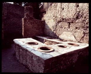 Bancone in marmo del thermopolium, V secolo a.C.-I secolo d.C.