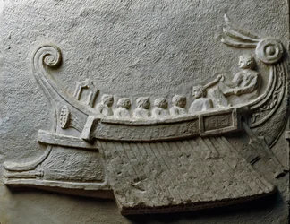 Trireme che trasporta soldati armati (basso rilievo)