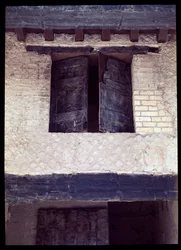 Vista di una finestra carbonizzata di una casa del portico del decumanus maximus, V secolo a.C.-I secolo d.C.