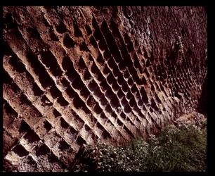 Veduta delle mura costruite con tecnica costruttiva opus reticolatum, V secolo a.C.-I secolo d.C.