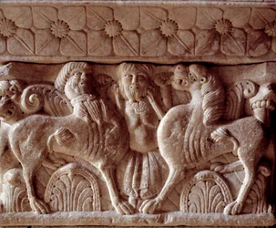 Un centauro e un leone, capitello scolpito nella tribuna del Priorato