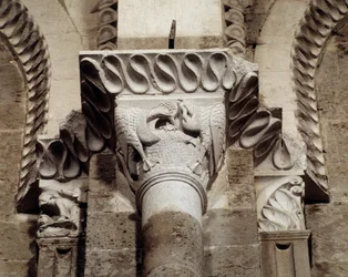Uccelli che mangiano pesci e vermi (capitello scolpito)