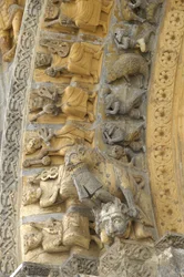 Dettaglio della volta scolpita della facciata della cattedrale di Santa Maria, Oloron Sainte Marie (Pirenei Atlantici)