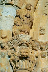 Facciata della Chiesa di Santa Maria de Covet, Isona, Spagna, dettaglio di un capitello