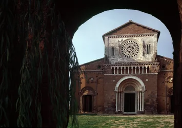 Facciata della chiesa di San Pietro, costruita intorno al 1250 e restaurata nel 1870, Tuscania, Italia