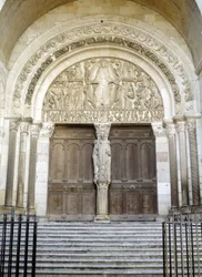 Portale della Cattedrale Saint Lazarus (il timpano scolpito illustra il giudizio universale). Autun