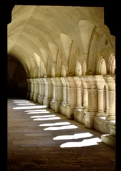 Architettura romanica: galleria del chiostro dell