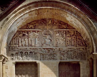 Arte romanica: timpano scolpito raffigurante il Giudizio universale, a destra di Cristo il Paradiso, a sinistra il caos dell