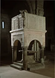 Arte romanica: pulpito della chiesa decorato con marmo e rilievi, chiesa di Santa Maria Maggiore (Tuscania, Italia)