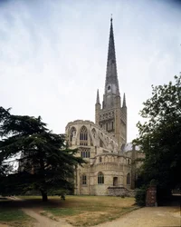Arte romanica: veduta della Cattedrale della Santissima Trinità, fondata sotto il vescovo di Norwich Herbert de Losinga