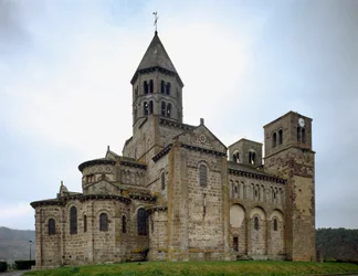 Arte romanica: vista della chiesa di Saint-Nectaire