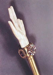 La mano della giustizia dei re di Francia, dal tesoro di St. Denis (avorio e pietre preziose)
