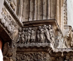 Il bacio di Giuda, fregio del portale