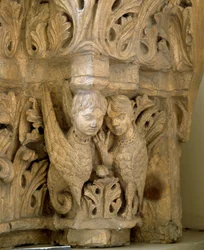 Decorazioni superiori con sirene e uccelli sul modello di quelli della Chiesa di Saint Loup de Naud (Seine e Marne) 1170
