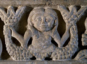Sirena a due code, dettaglio di un fregio romanico, Italia