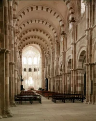 Abbazia di Vézelay (89), la navata della Basilica di Santa Maria Maddalena. XII secolo.