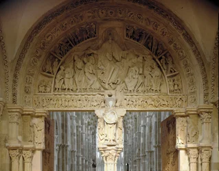 Vista del timpano centrale che rappresenta la missione degli apostoli. Basilica di Santa Maria Maddalena (1096-1106), Vézelay, Yonne