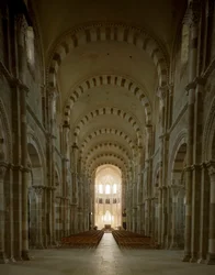 Veduta della navata centrale della Basilica di Santa Maria Maddalena (1096-1106), Vézelay, Yonne