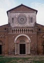 Vista della facciata della chiesa di San Pietro (ca. 1250, restaurata 1870) Tuscania, Italia