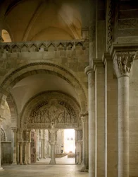 Vista del nartece e del timpano centrale che rappresenta la missione degli apostoli. Basilica di Santa Maria Maddalena, Vezelay