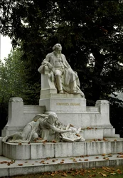 Monumento in omaggio al compositore tedesco Johannes Brahms (1833-1897) diretto da Rudolf von Weyr (1847-1914). Ressel Park, Vienna, Austria