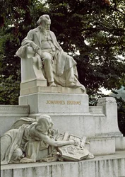 Monumento in omaggio al compositore tedesco Johannes Brahms (1833-1897) diretto da Rudolf von Weyr (1847-1914). Ressel Park, Vienna, Austria