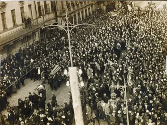 Processione funebre del poeta Valery Yakovlevich Bryusov (1873-1924) a Mosca il 12 ottobre
