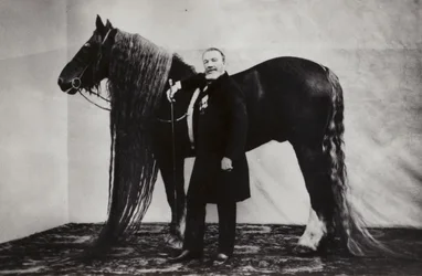 Artista circense russo Akim Nikitin con un cavallo