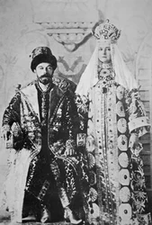 Lo zar Nicola II e la zarina Alessandra in abiti completi da incoronazione, maggio 1896