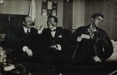 Vladimir Mayakovsky (a destra) con David Burlyuk (al centro) e Andrei Shemshurin, 1914, Mosca