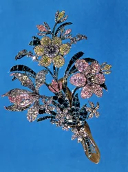 Spilla a forma di grande bouquet con diamanti taglio brillante e smeraldi, c.1760 (oro, argento, diamanti e smeraldi)