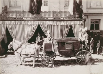 Carrozza che arriva al matrimonio dello zar Nicola II con la principessa Alessandra d