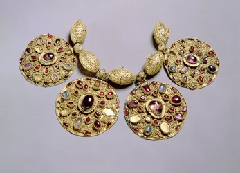Medaglioni dal Collare di Barmy, con decorazione a filigrana e granulazione, Rayazan, XII secolo (oro con gioielli e perle)