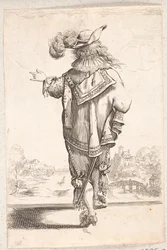 Uomo che cammina, di spalle, con cappello piumato, gesticolando con la mano sinistra. Sullo sfondo a destra una città vicino a un fiume