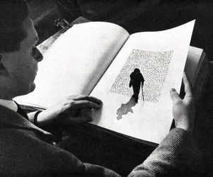 Un uomo legge "Lone Journey"
