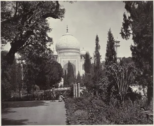 Vista del Taj Mahal e del giardino annesso