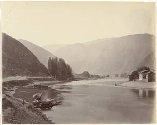 Vista del fiume vicino a Baramulla, India