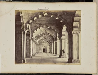 Agra; interno del Motee Musjid, con la navata centrale